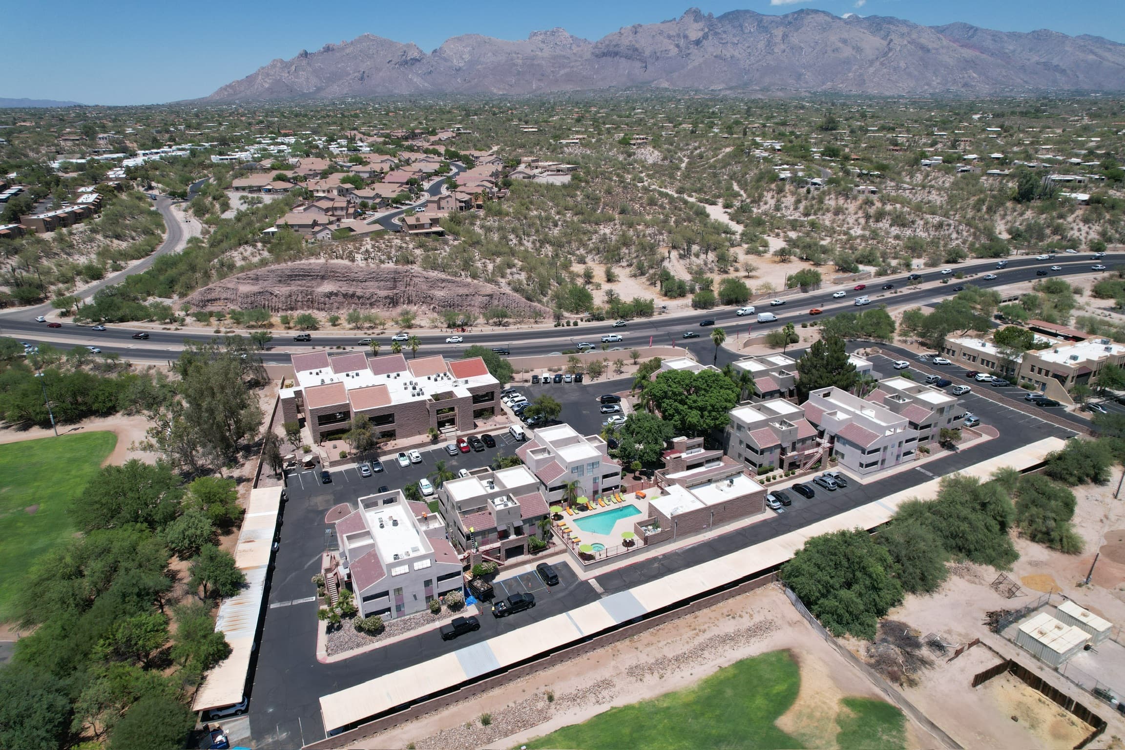 Office and residence campus in the Oro Valley foothills