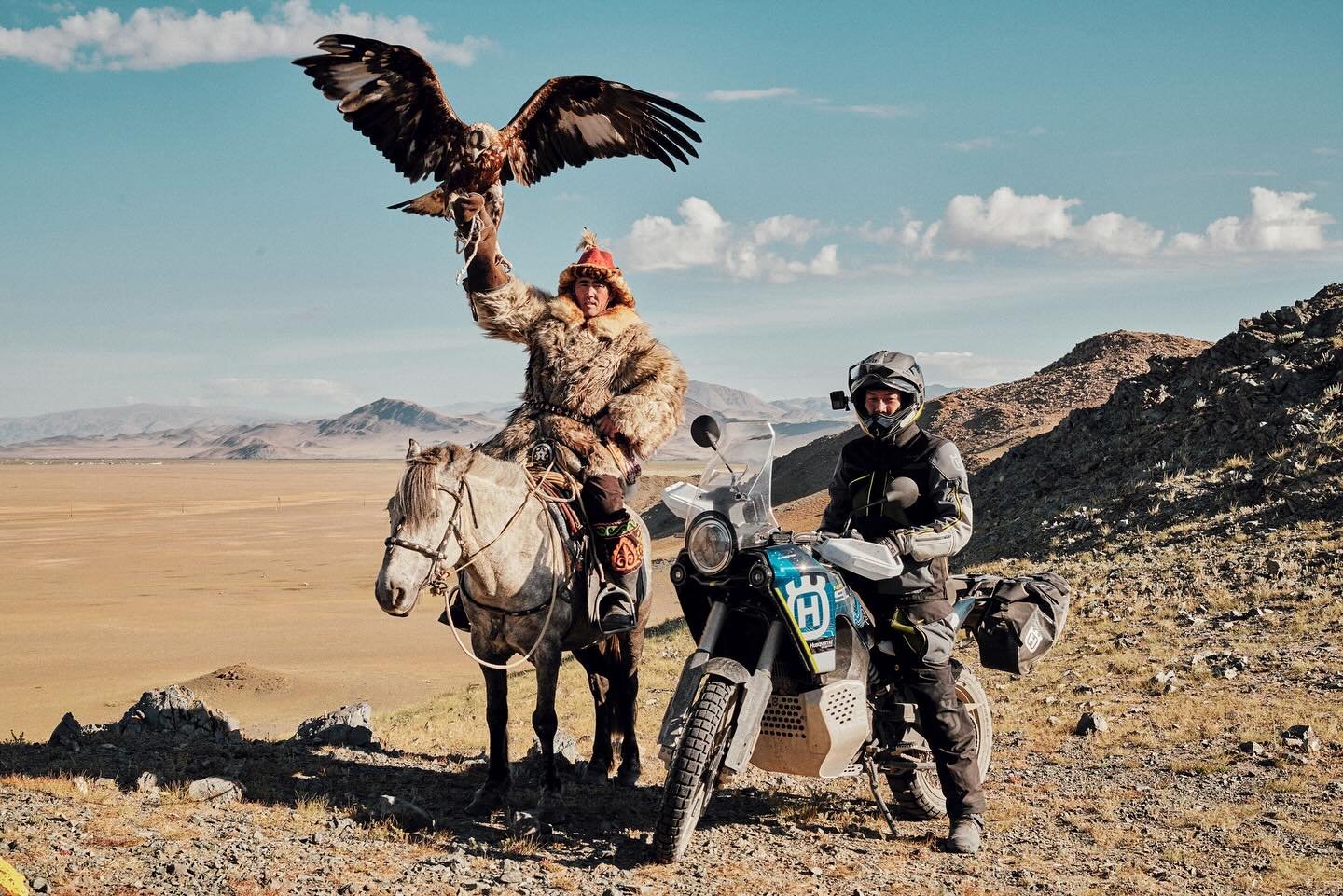 An eagle hunter of the Altai meets a rider who came by engine